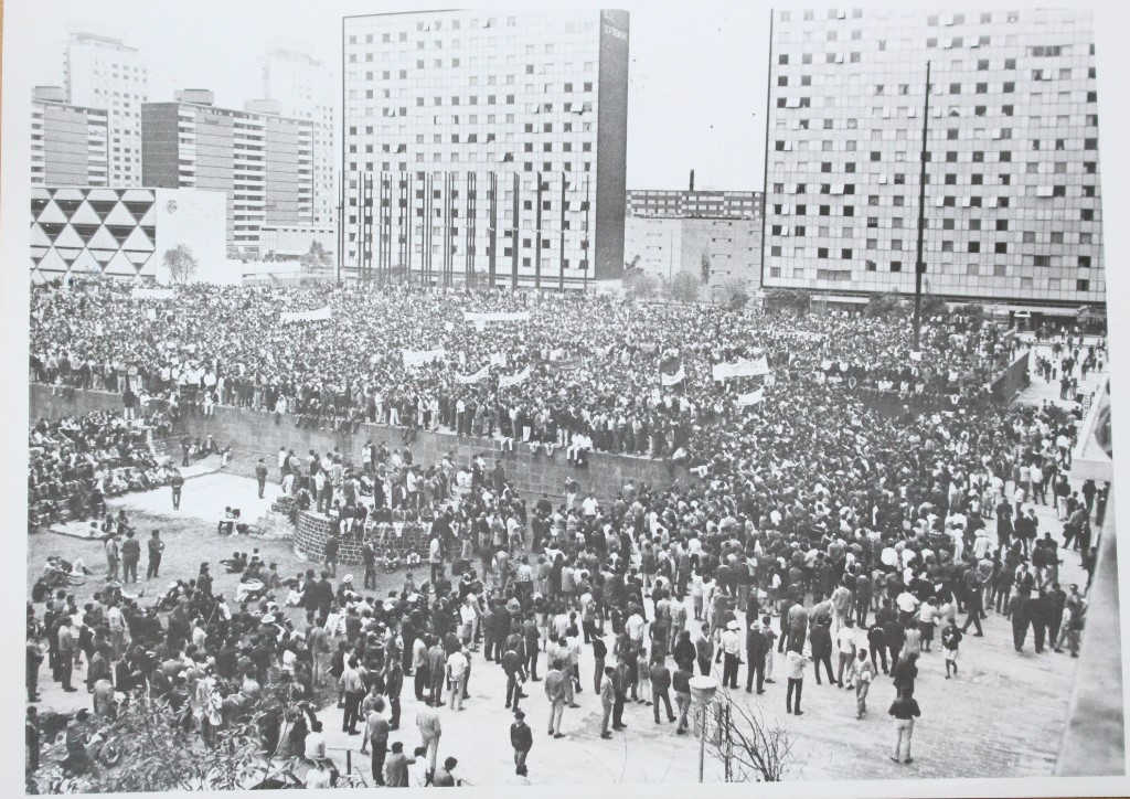 Vista general del mitin estudiantil que se celebraba en la Plaza de las